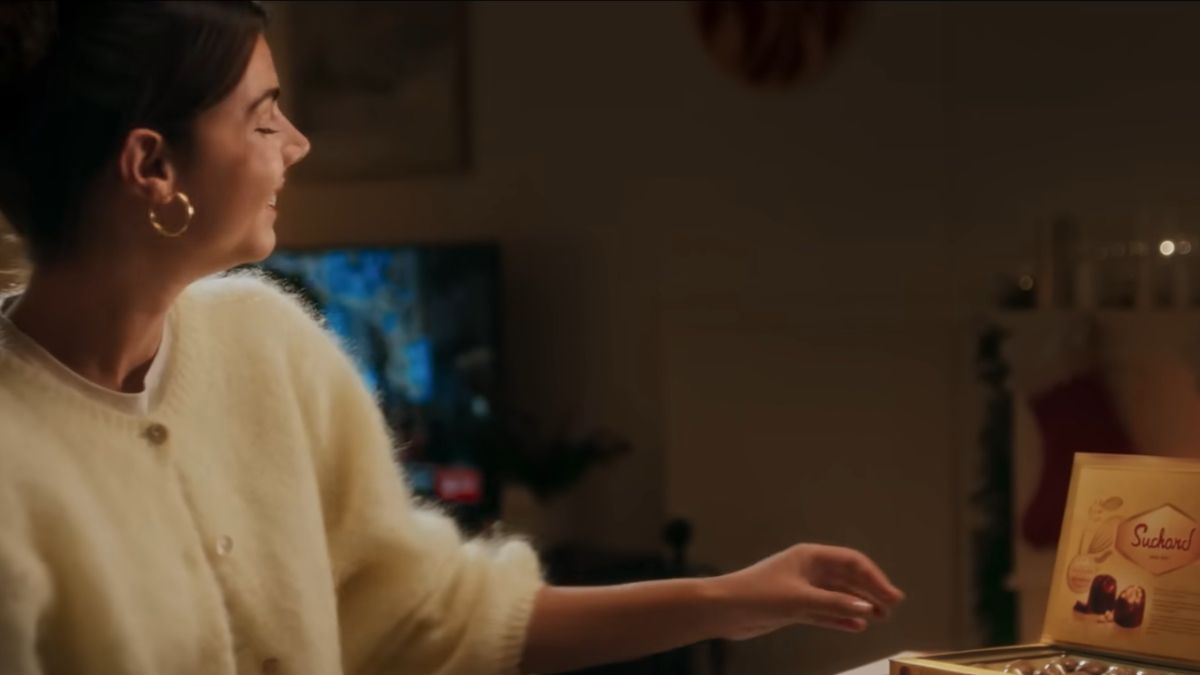 Chaqueta amarilla de Mafalda Cardenal en el anuncio de Suchard