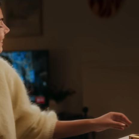 La preciosa historia de la chaqueta amarilla que Mafalda Cardenal lleva en el anuncio de Suchard para esta Navidad