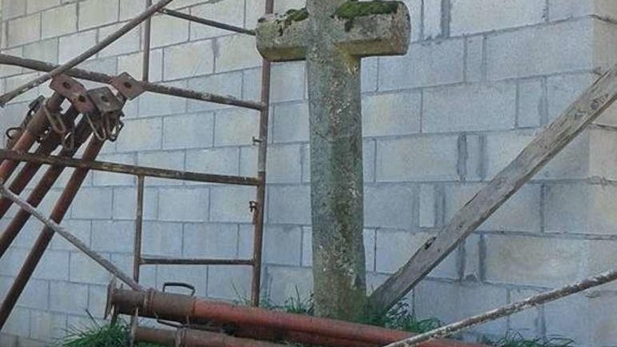 La cruz está situada en el lugar de Casas Novas.