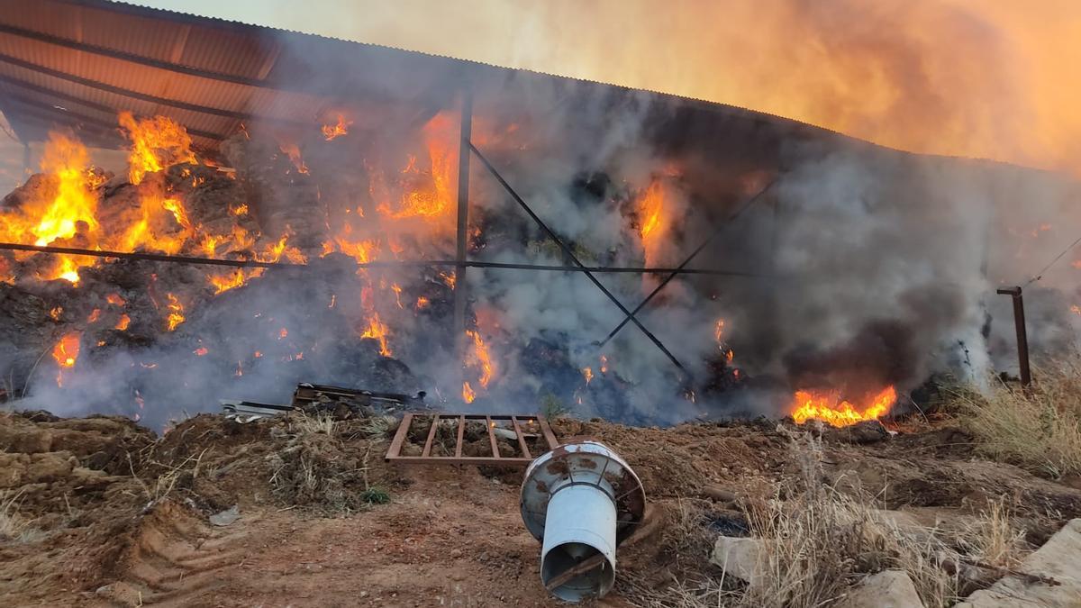 Incendio en una nave de El Maderal