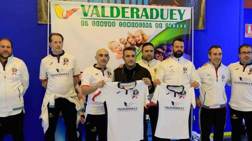 Directivos y jugadores del Club Viriatos, junto con el gerente del Valderaduey, Miguel Escudero.