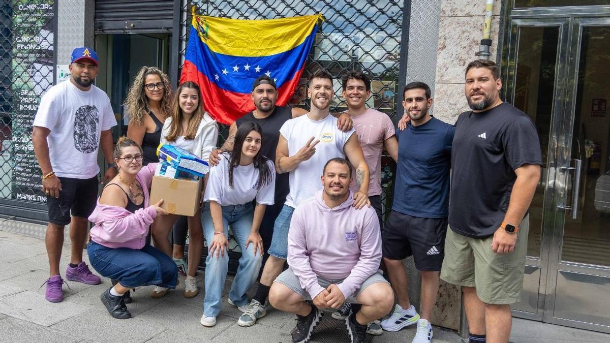 "Nuestro objetivo era conseguir una tonelada de suministros y el primer día ya logramos dos": Venezolanos en Santiago se vuelcan con los afectados por la catástrofe en su país