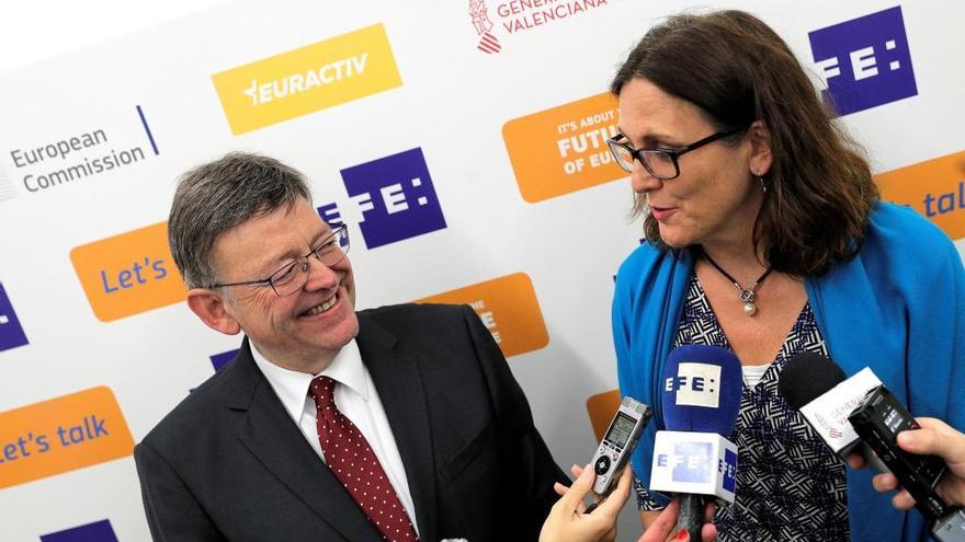La comisaria Malmström, con Ximo Puig