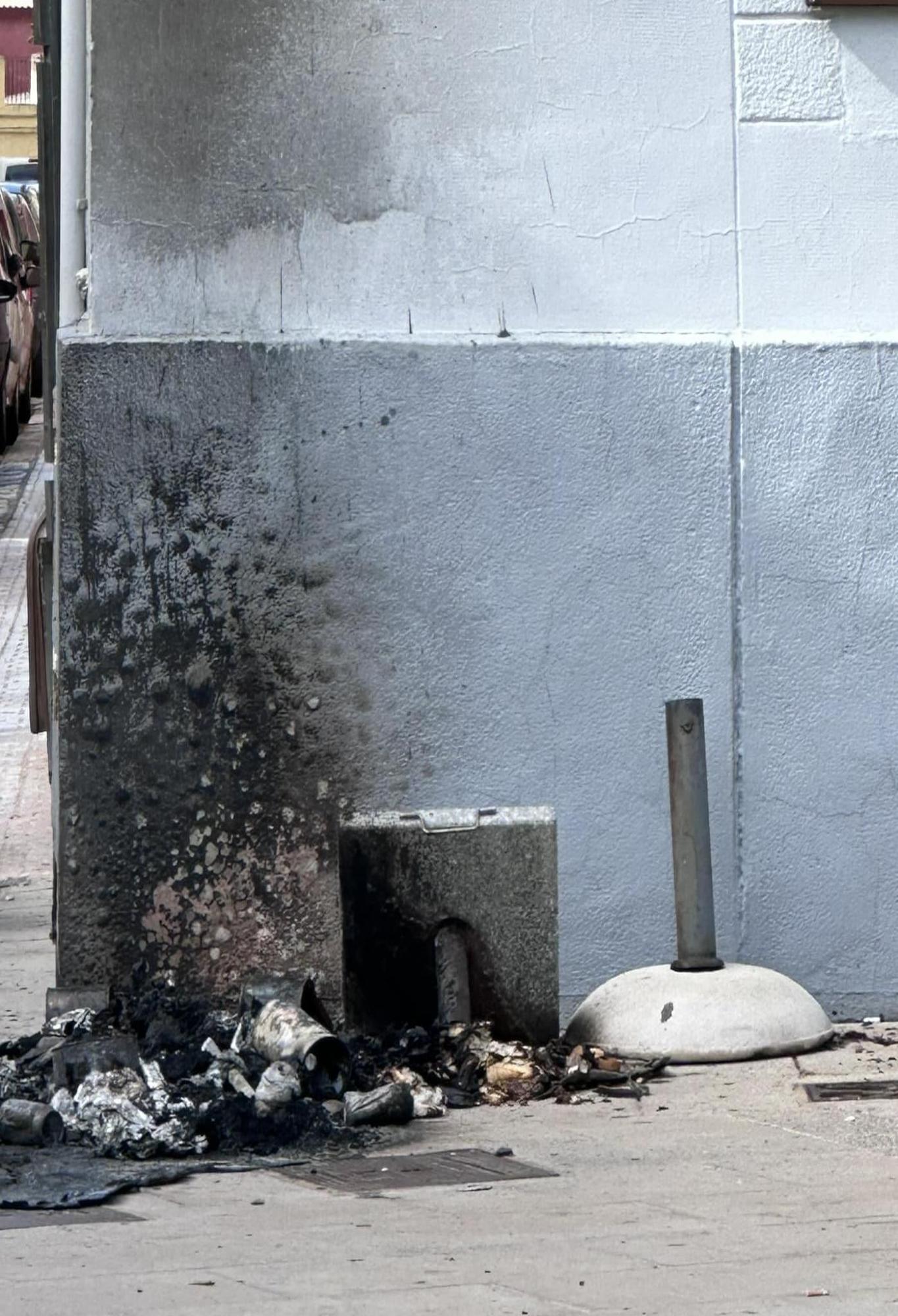 Restos del contenedor destruido por el fuego.