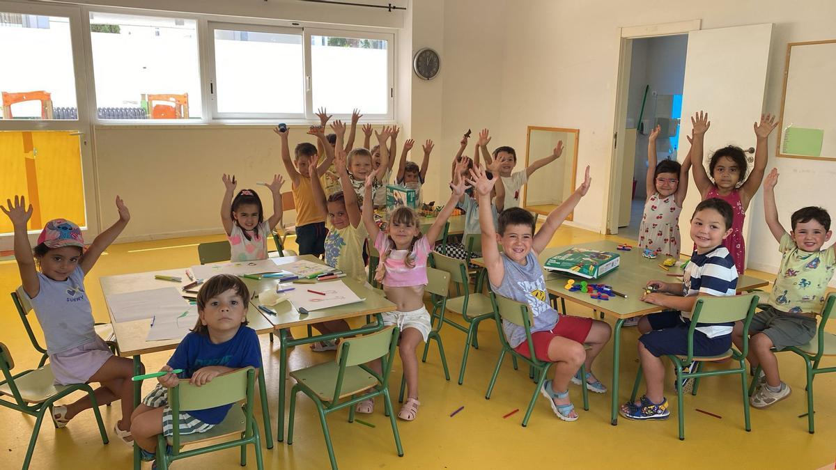 Un grupo de niños y niñas que se lo pasan muy bien en la escuela de verano