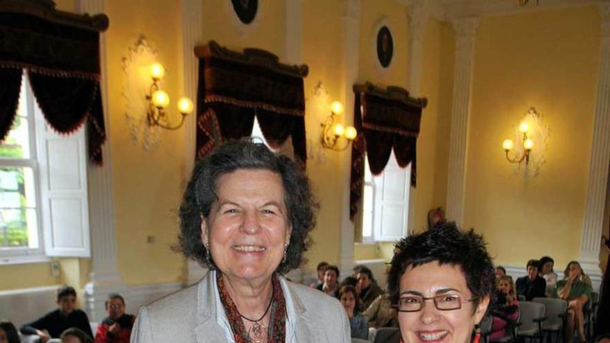 Rosa Navarro Durán y Manuela Busto, ayer, en Castropol.