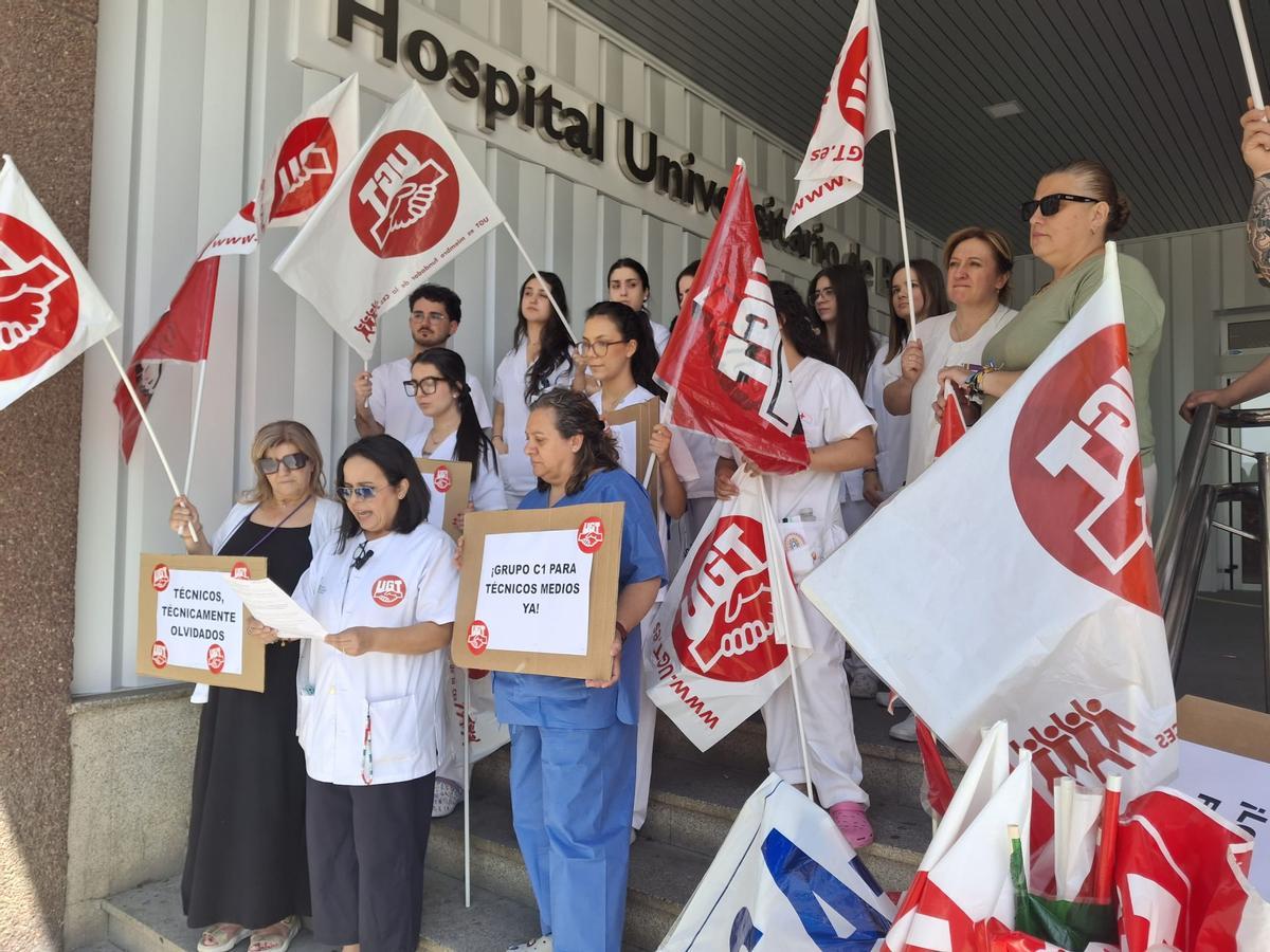 Lectura del manifiesto en la puerta del Hospital Univesitario.