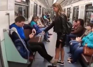 La acción de una feminista contra el 'manspreading': echa lejía en la entrepierna de los hombres