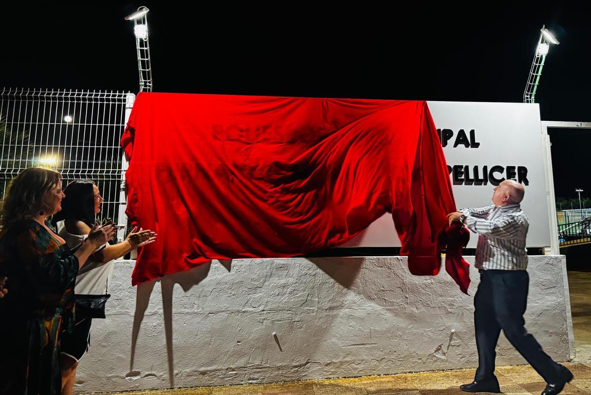 Descubrimiento del cartel con el nombre del médico en el poliderportivo municipal.
