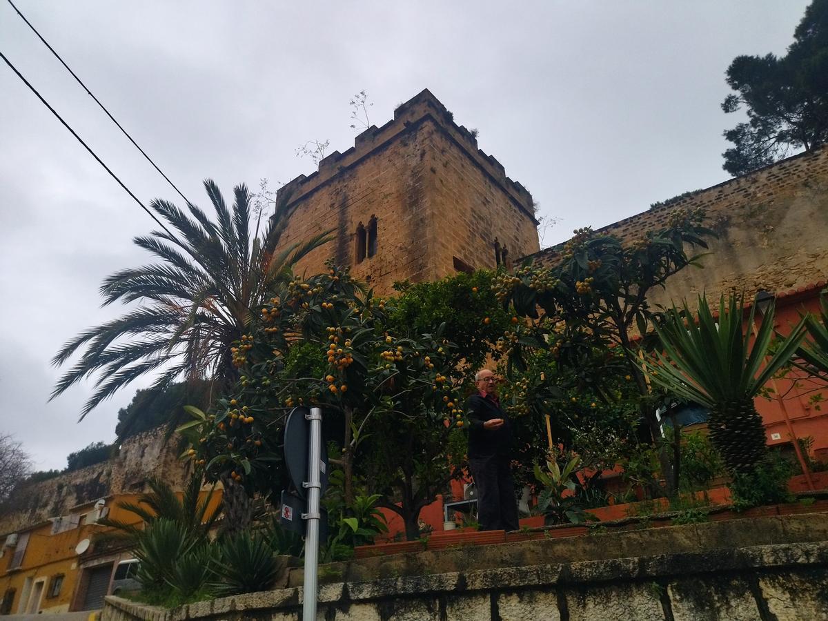 Una de las rutas le da la vuelta al castillo