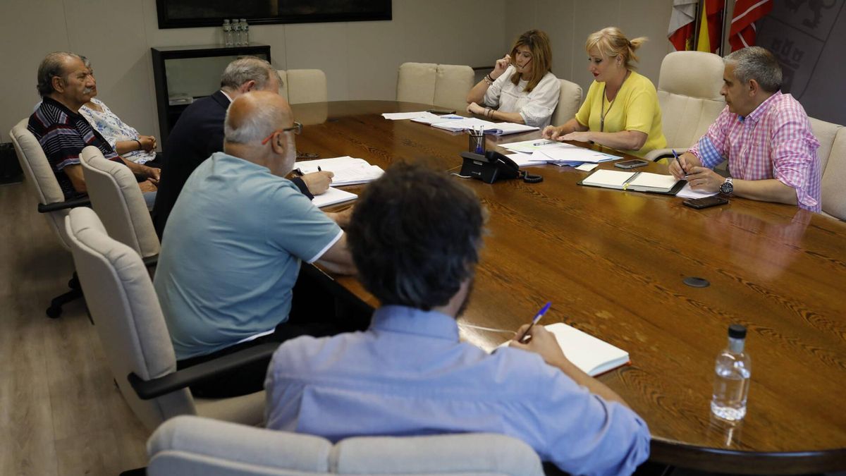 Reunión de la delegada de la Junta y técnicos con miembros de la plataforma de usuarios de la estación del AVE en Sanabria