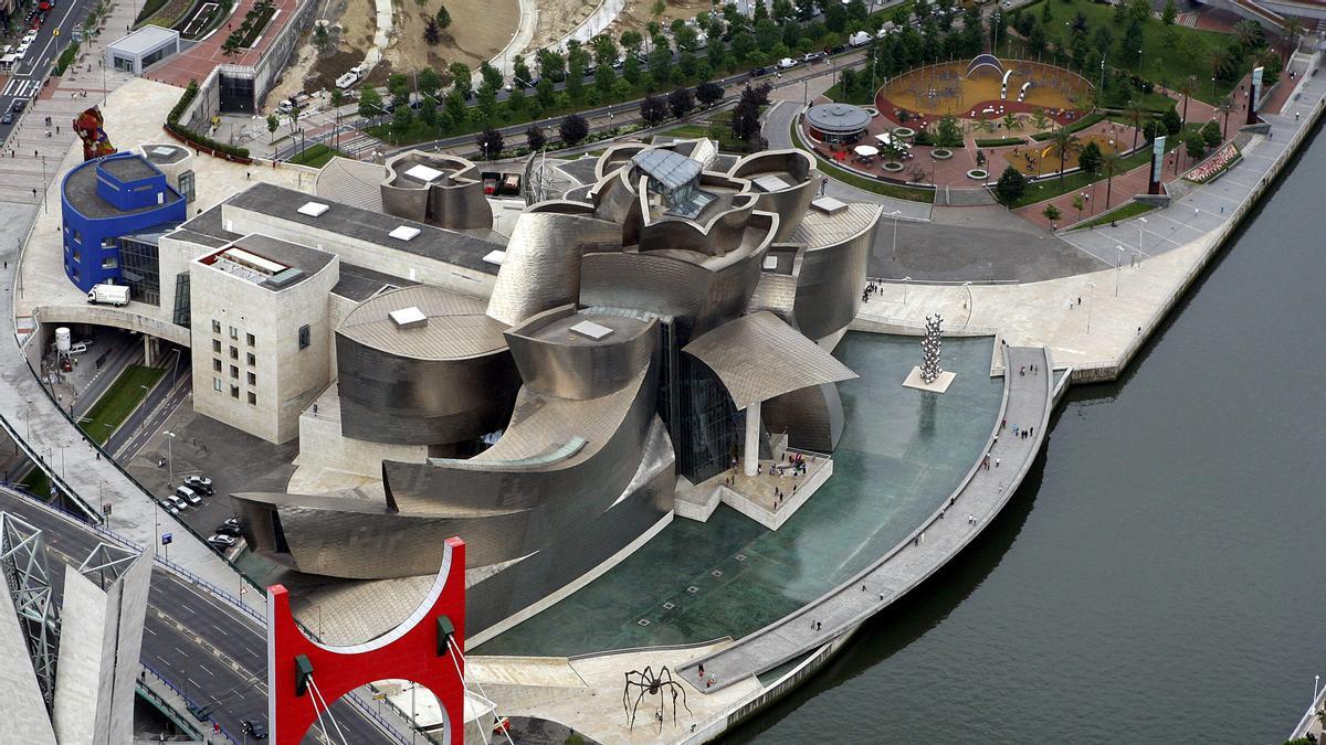 Fotografía a vista de pájaro del Museo Guggenheim de Bilbao, junto a la ría de Bilbao.