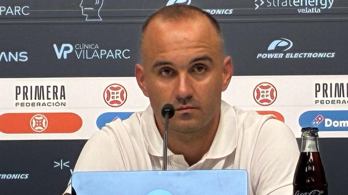 Míchel Sanz comparece en rueda de prensa.