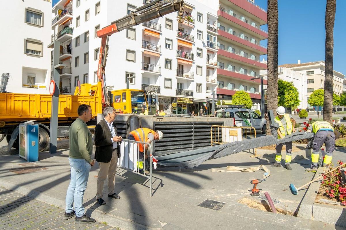 Marbella renueva el alumbrado en la avenida Marqués del Duero, principal arteria comercial de San Pedro Alcántara, con la instalación de once nuevas farolas y nueve proyectores LED