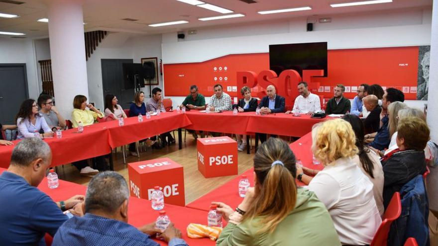 Una imagen de archivo de una ejecutiva del PSOE con Carlos González. | INFORMACIÓN