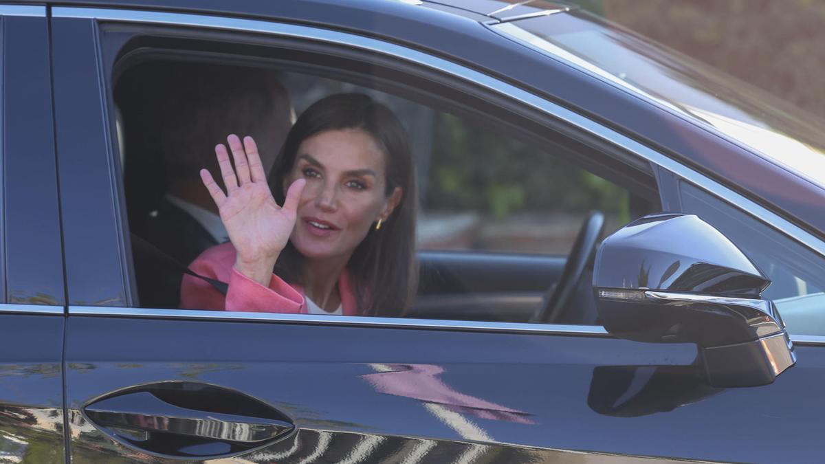 Los reyes visitan a la reina Sofía en la clínica tras regresar de La Palmas