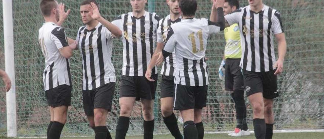 Los jugadores del Bueu celebran un gol durante esta temporada. // S.Álvarez