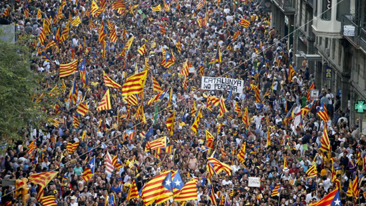 Miles de catalanes se manifiestan para reclamar independencia y pacto fiscal en la Diada.