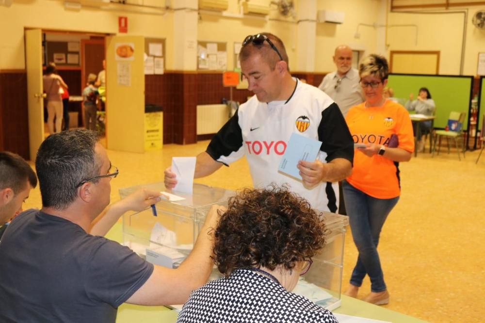 Votantes de Albal con camisetas del València CF.