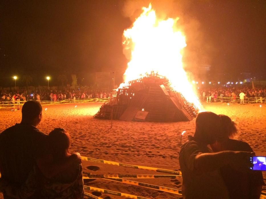 Hoguera en la playa del Arbeyal