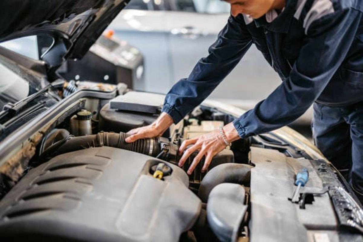 Mecánico revisando el motor de un vehículo