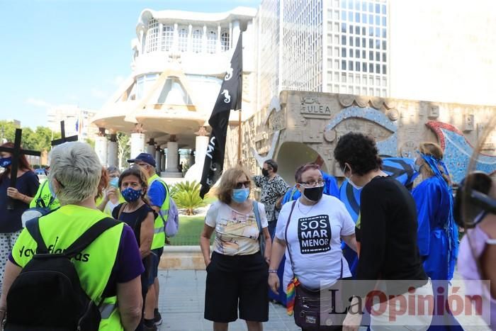 Protesta contra el estado del Mar Menor en la puerta de la Asamblea