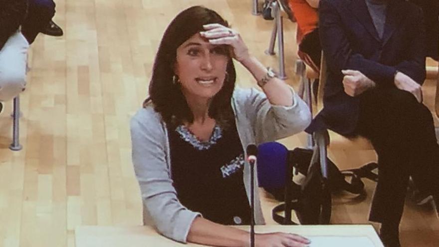 La exalcaldesa popular Mónica Lorente, respondiendo al interrogatorio de su abogada, ayer.