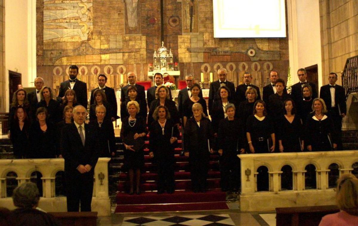 La agrupación, en su época liderada por el jesuita Pedro Menéndez, a la izquierda de la imagen, en la iglesia de San José.