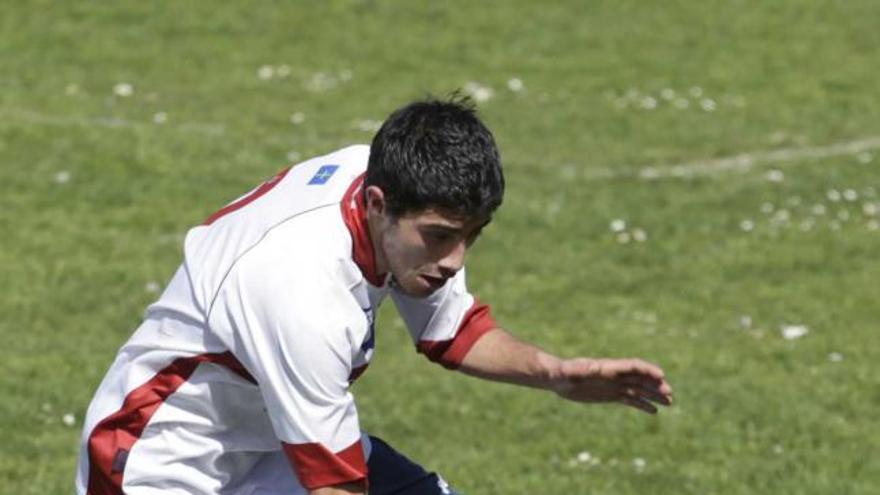 Un jugador fabril presiona a un rival.