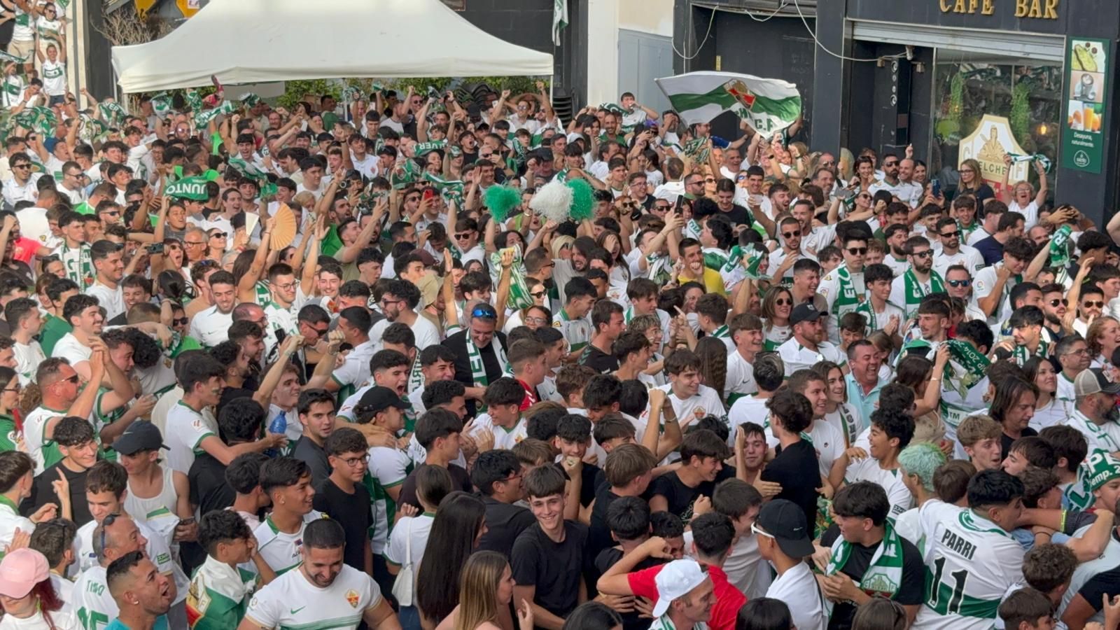 El Martínez Valero se llena de aficionados para animar al Elche CF desde la casa franjiverde
