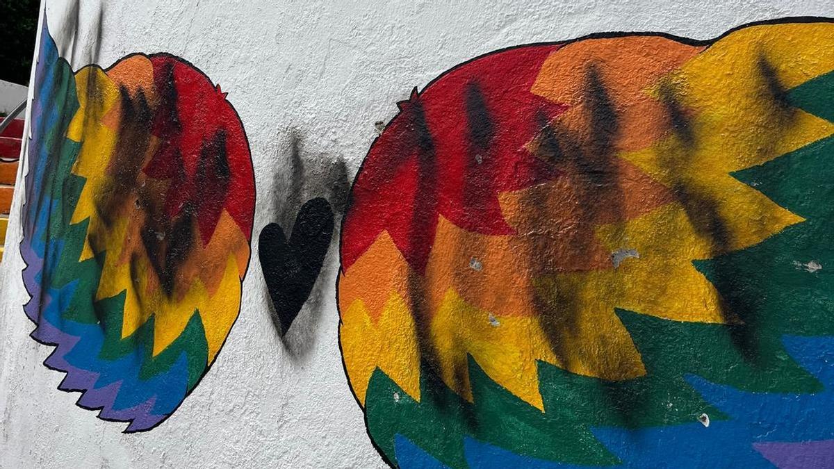 Imagen del mural que ha sido objeto del ataque vandálico al pintar por encima con pintura negra.