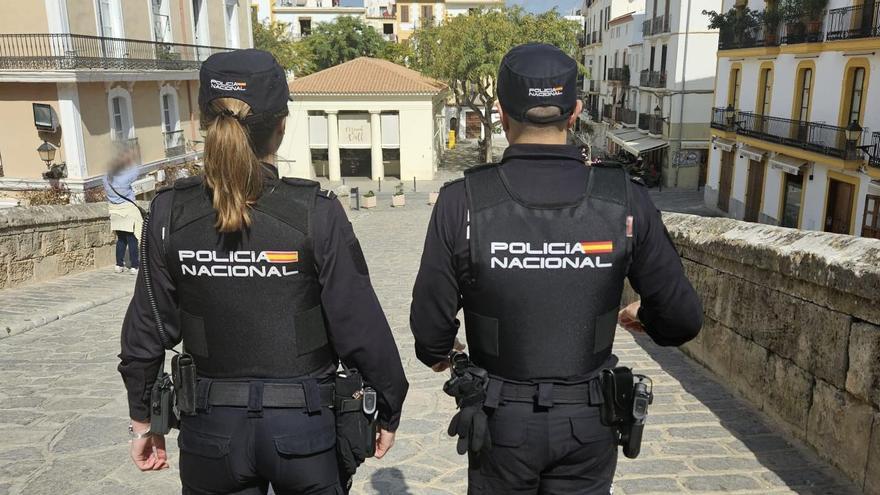 Agentes de la Policía Nacional en Ibiza