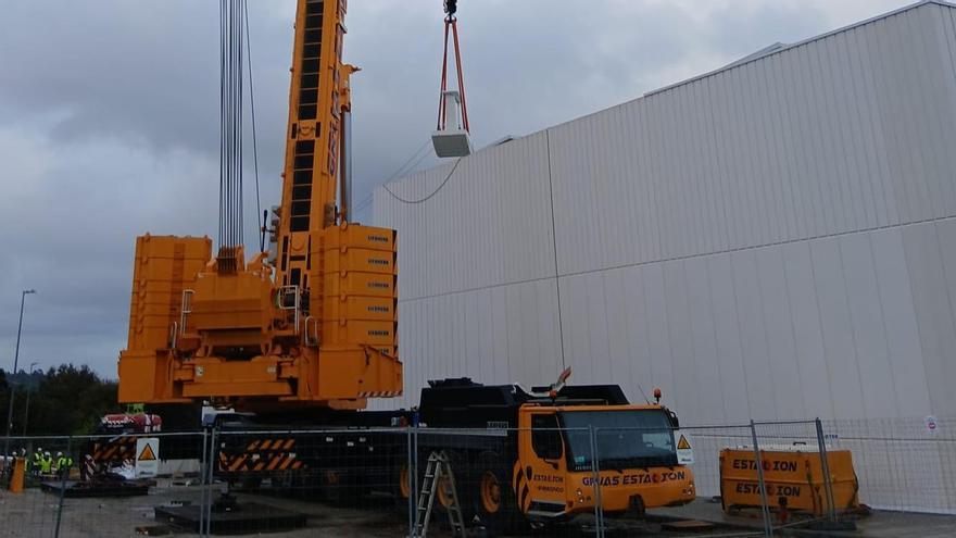 Unha grúa traballando no Centro de Protonterapia de Galicia, xunto ao Hospital Clínico de Santiago.