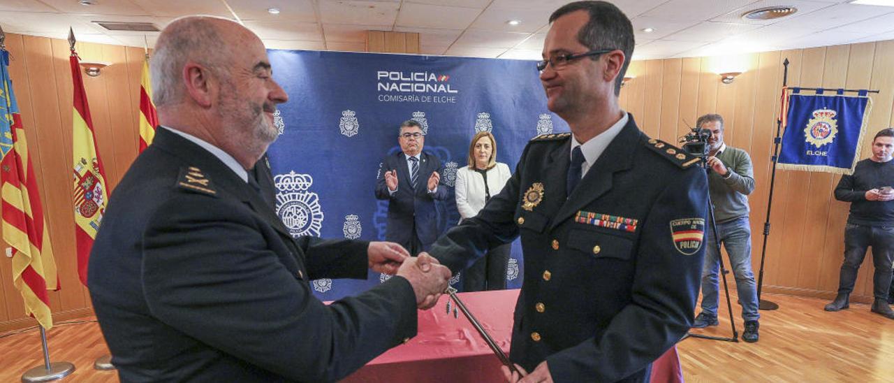 El nuevo comisario, Pedro Montore (derecha), recoge el bastón de mando de manos del jefe superior de la Comunidad, Jorge Zurita.