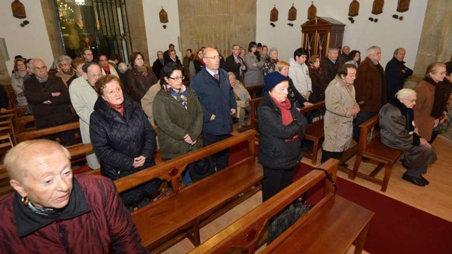 Asistentes, ayer, al oficio religioso que tuvo lugar en el santuario de la Virgen Peregrina. // Gustavo Santos