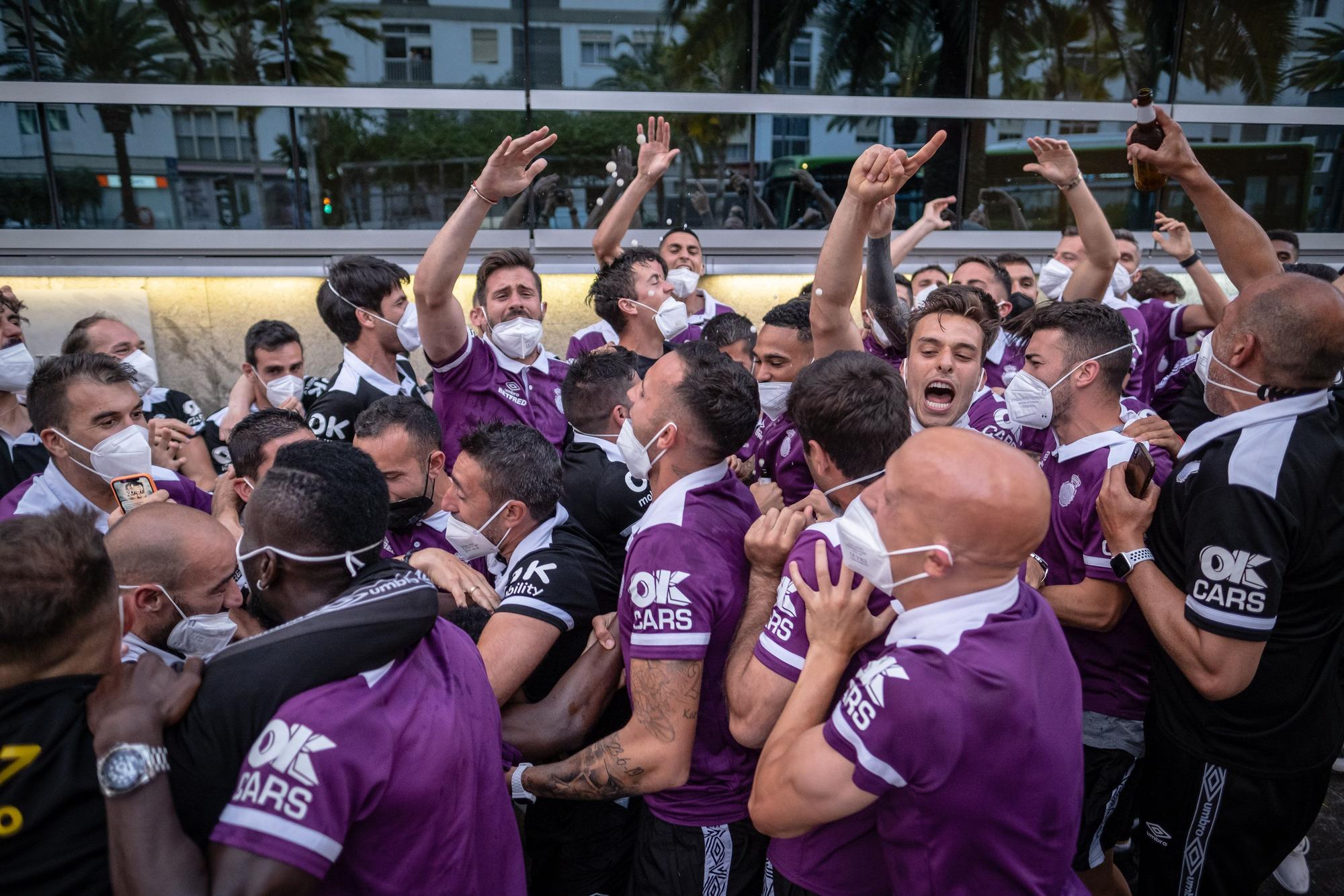 Los jugadores del Mallorca celebran que el ascenso a Primera