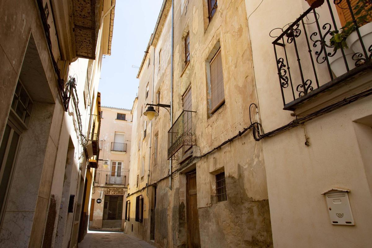 Imagen de archivo de una calle del casco antiguo de Ontinyent, donde están las propiedades más baratas.