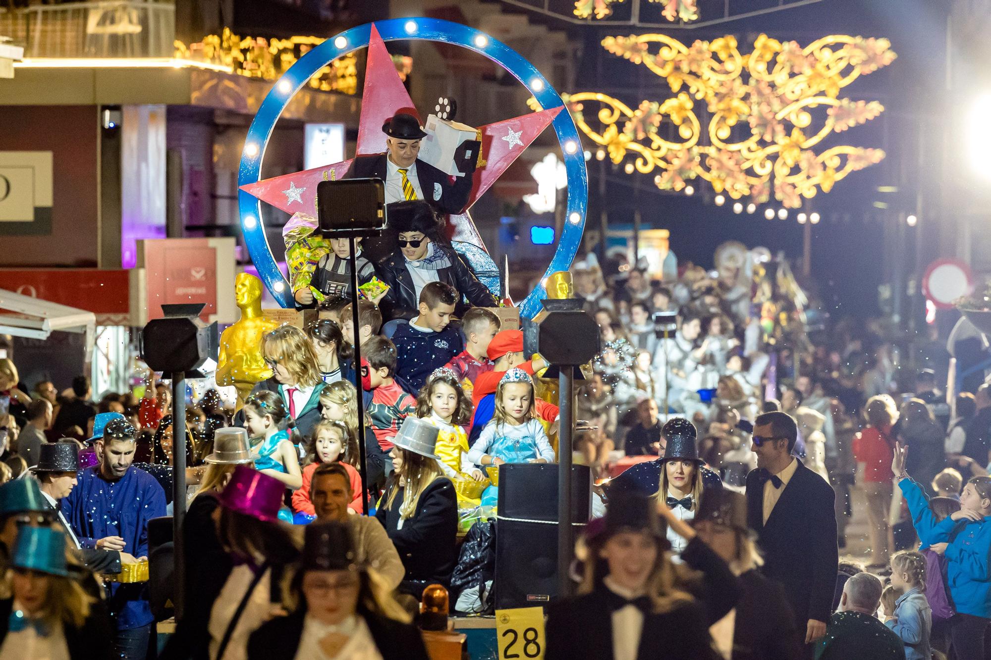 Desfile de carrozas y castillo de fuegos para despedir las Fiestas de Benidorm