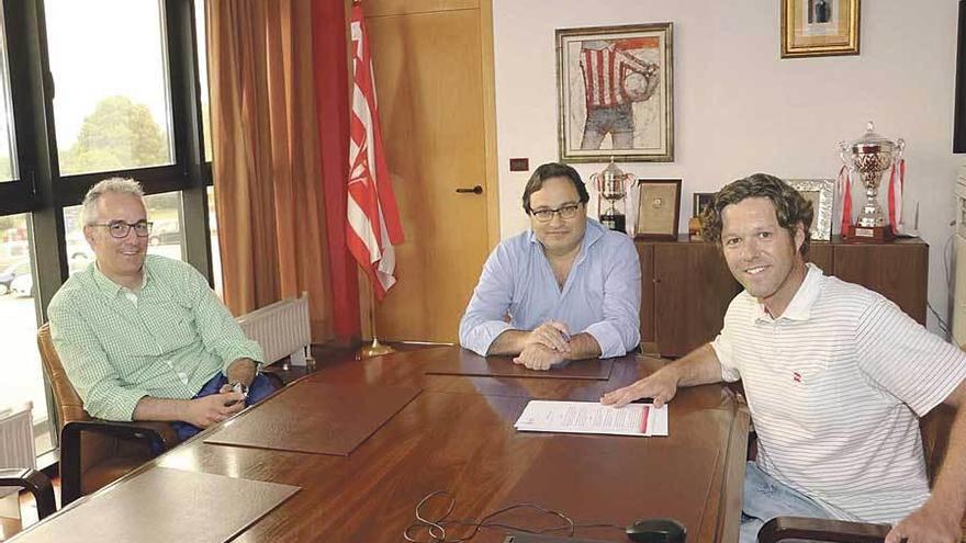 Por la izquierda, Miguel Torrecilla, Javier Fernández y Diego Tuero, en la firma del contrato.