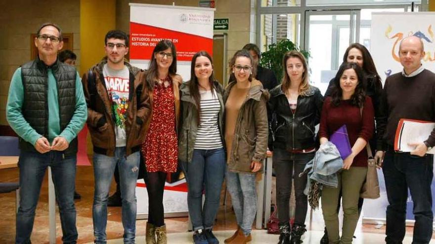 Los alumnos de Magisterio de Inglés, entre el director de la Escuela, Galo Sánchez (izquierda), y el profesor Ramiro Durán.