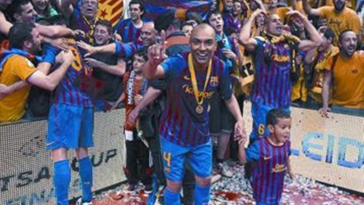 Ari Santos celebra con su hijo el triunfo de la primera Copa de Europa del Barça de fútbol sala, ayer, en Lleida.