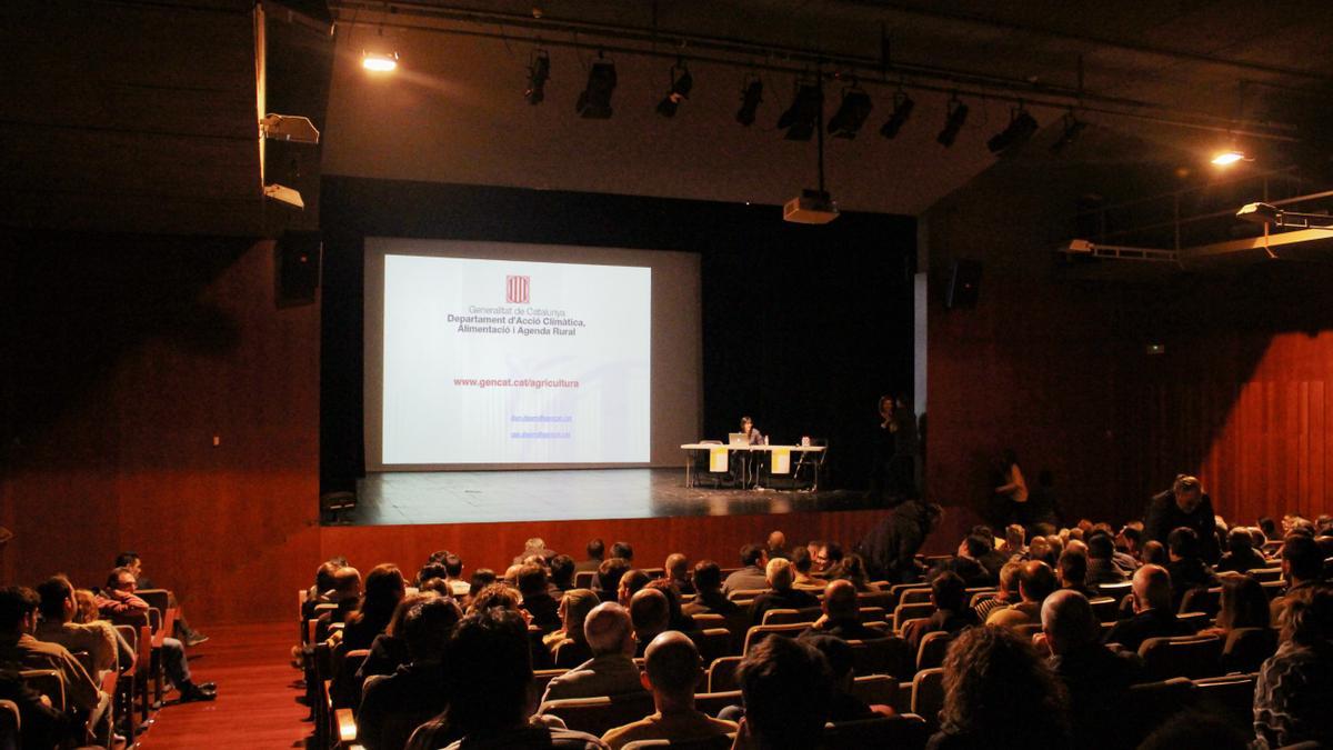 El Teatre Comarcal del Solsonès s’omple amb l’explicació de la nova Política Agrària Comuna
