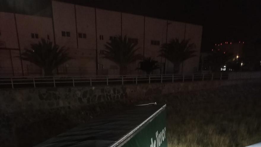 Cae un camión a un canal de agua en Gran Canaria