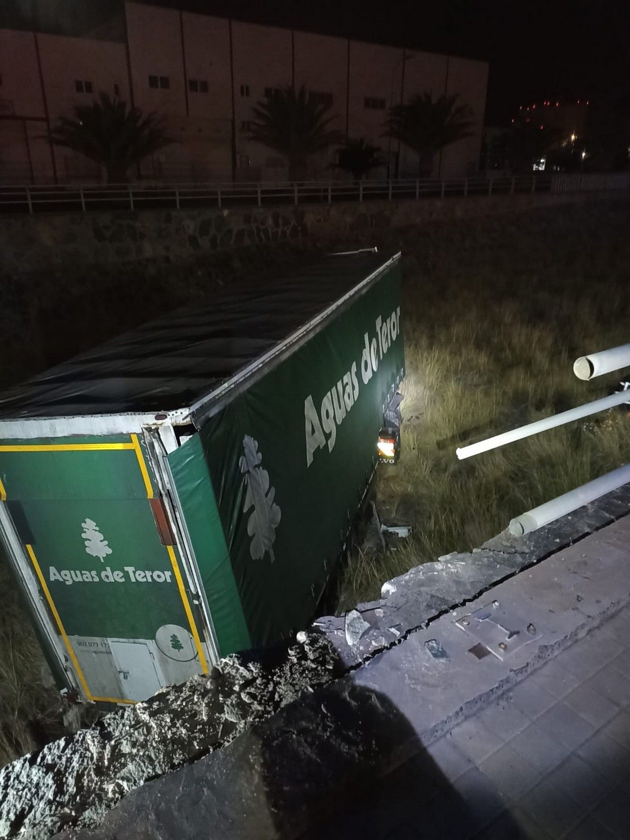 Cae un camión a un canal de agua en Gran Canaria
