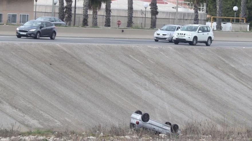 Accidente de tráfico en Valencia: un coche cae al río en la V-30