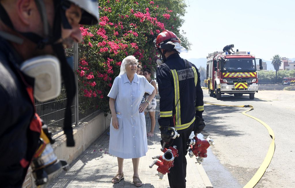 Las imágenes del incendio que ha obligado a desalojar un convento en Guadalupe