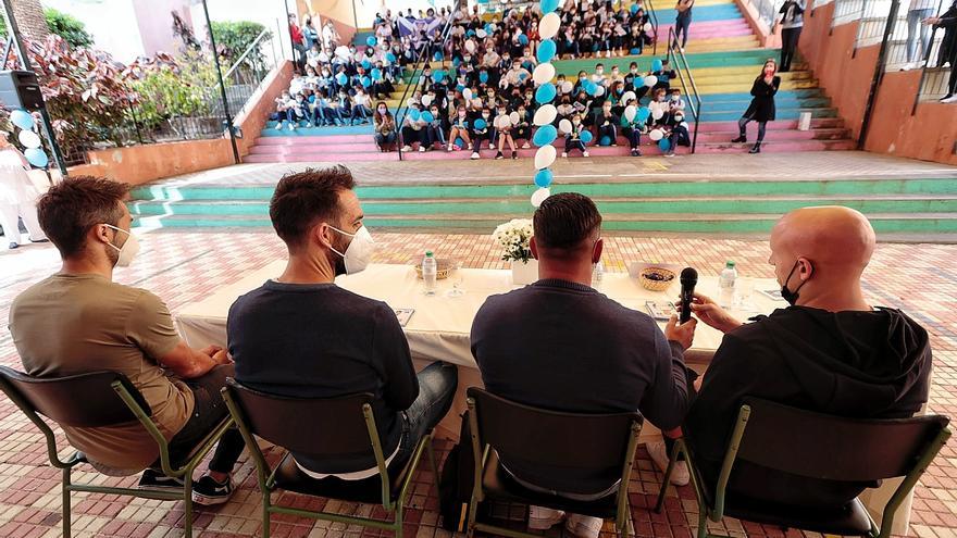 Jugadores del CD Tenerife fomentan el deporte entre los alumnos del García Escámez