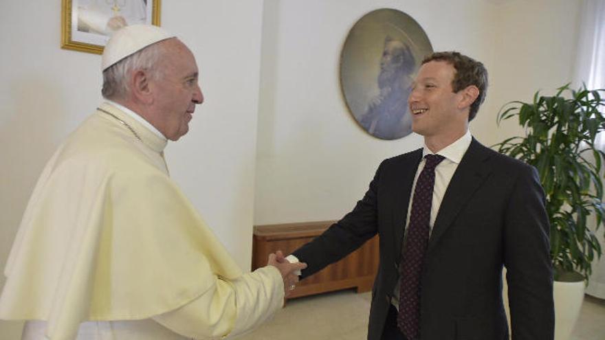 Saludo entre el Papa Francisco y Mark Zuckerberg.