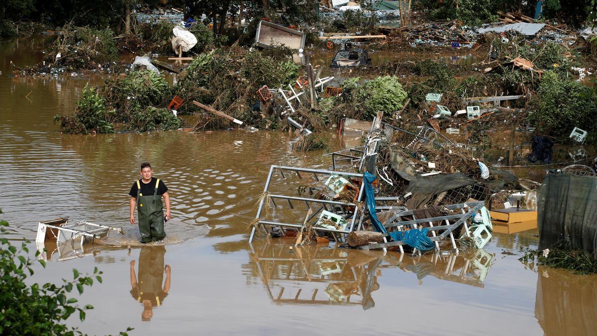 Pla general d&#039;un home caminant per l&#039;aigua a la ciutat de Bad Neuenahr-Ahrweiler (Renània-Palatinat) afectada per les inundacions