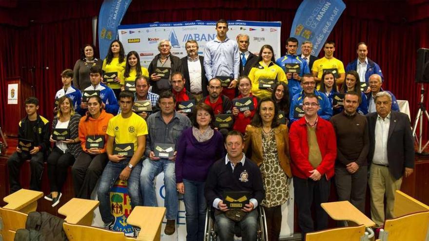 Los galardonados y las autoridades, en la gala del remo celebrada en Marín.